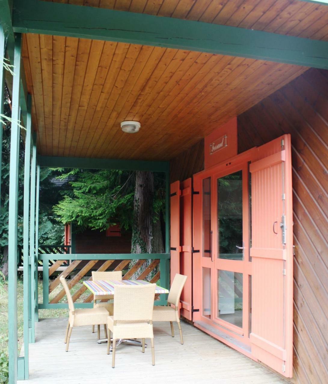 Camping Domaine Du Lac Chambon Murol Exterior photo