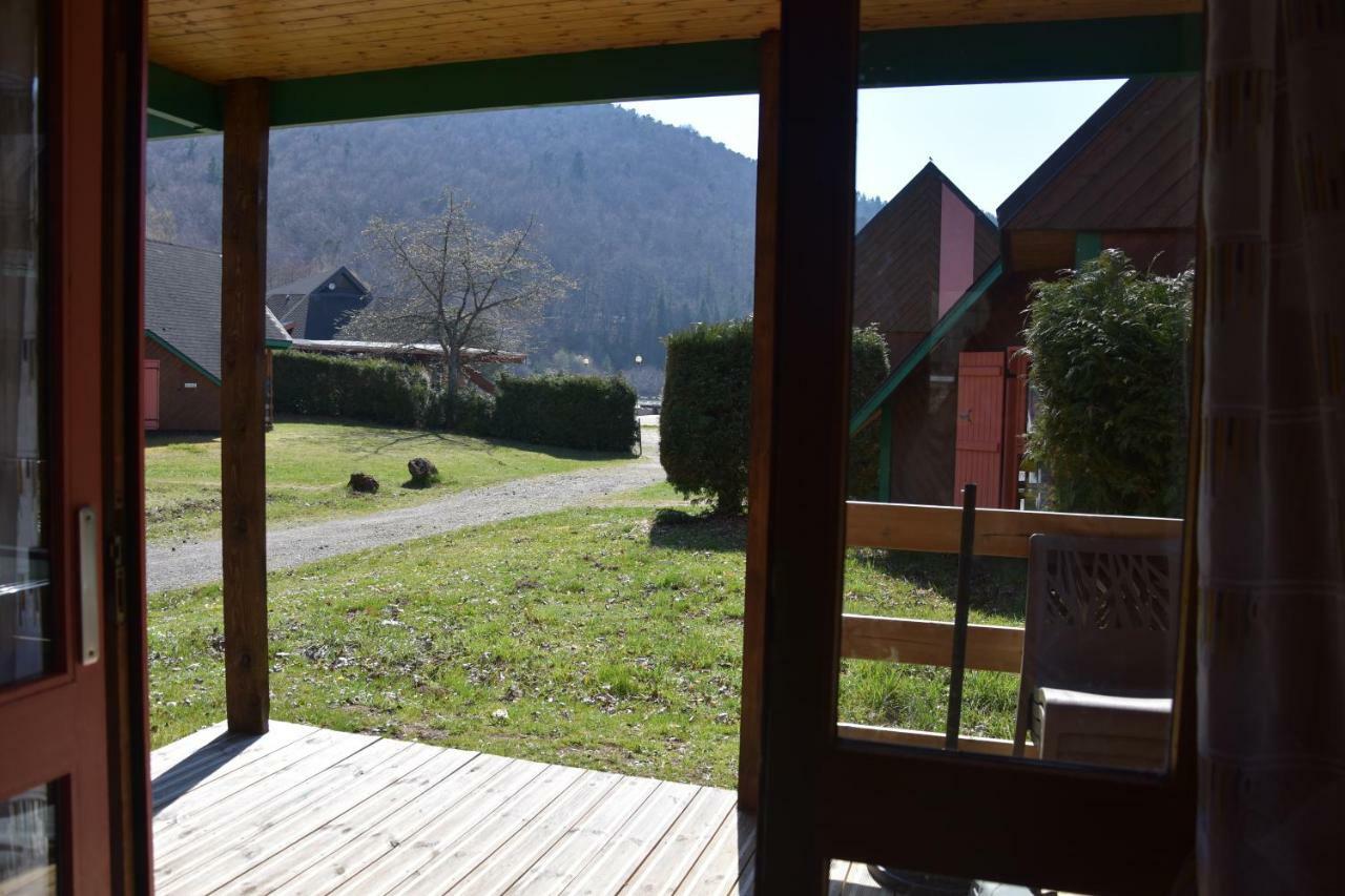 Camping Domaine Du Lac Chambon Murol Exterior photo